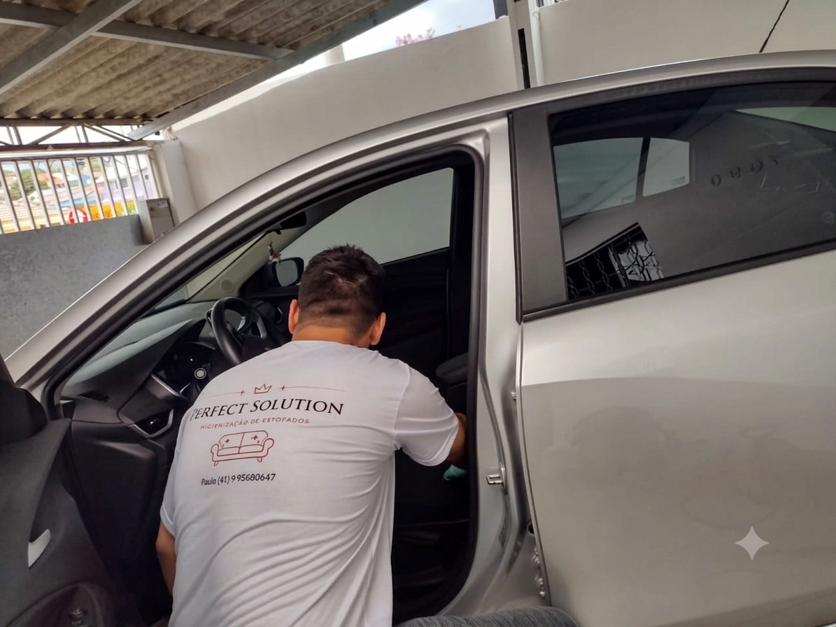 Equipe de higienização trabalhando